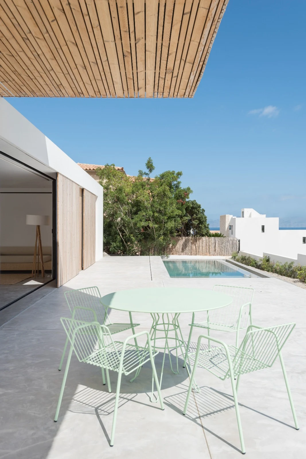 Casa GT: Terrassa amb taula verda i piscina