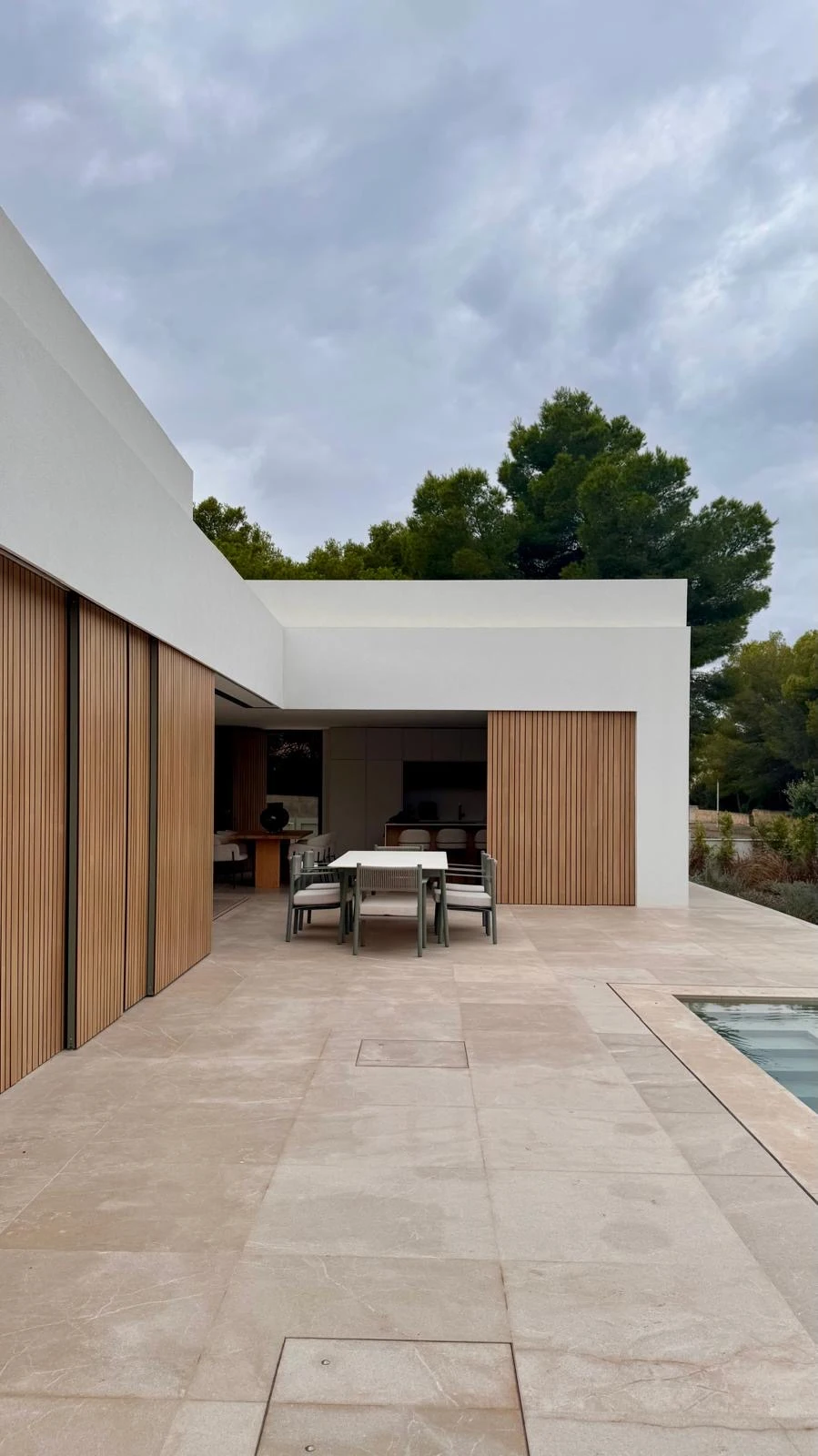 Son Serra: Terrassa oberta al menjador i a la piscina